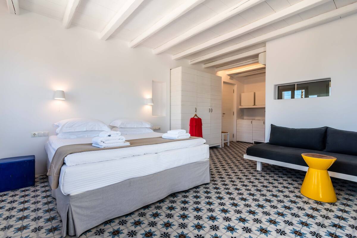Suite, Hot Tub, Garden View | In-room safe, soundproofing, iron/ironing board, cribs (free)