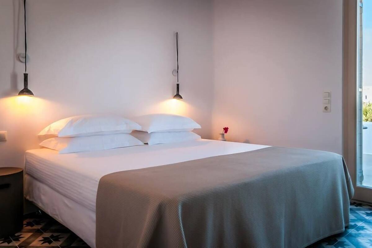 Deluxe Apartment | In-room safe, soundproofing, iron/ironing board, cribs (free)