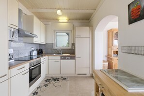 Coffee/tea maker, fridge, microwave, oven - Ref. Alb11 - Sea View House Without Swimming Pool (Rosas / Roses)