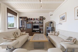 TV, fireplace - Ref. Alb11 - Sea View House Without Swimming Pool (Rosas / Roses)