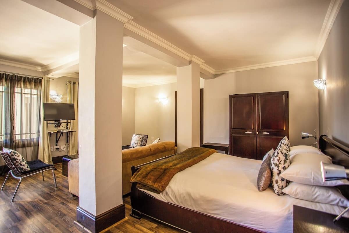 Superior Room (takes 3 people) | Bar mini, peti besi dalam bilik, meja, Wi-fi percuma