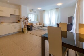 Apartment, 2 Schlafzimmer, Meerblick | Wohnbereich | Flachbildfernseher