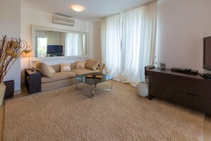 Apartment, 2 Bedrooms, Sea View | Living area