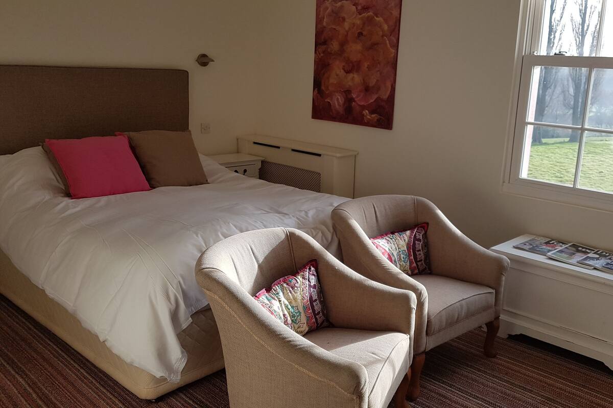 Double room-Ensuite with Shower-and Bath-Distant Sea View