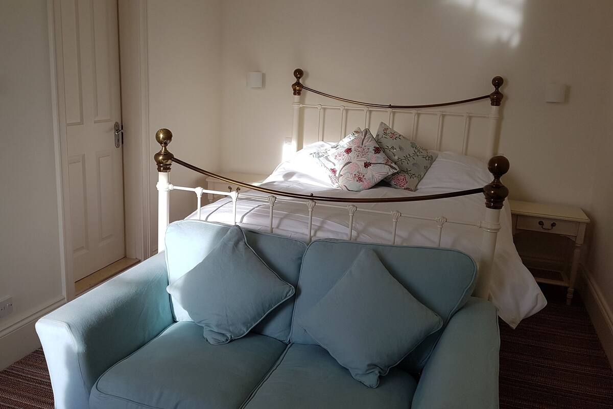 Superior tweepersoonskamer, en-suite badkamer, uitzicht op zee | Individueel gedecoreerd, een strijkplank/strijkijzer, gratis wifi