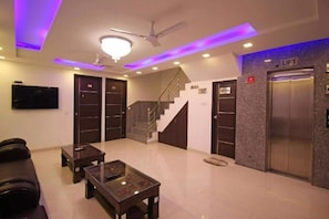 Lobby sitting area - Airport T Palace (New Delhi)