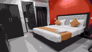 Une chambre à coucher avec un lit, une armoire et une porte.
