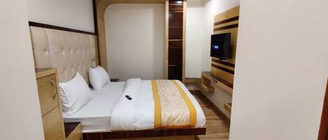 Deluxe Double Room | Soundproofing, rollaway beds, free WiFi, wheelchair access