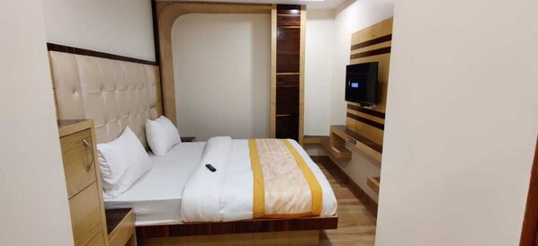 Deluxe Double Room | Soundproofing, rollaway beds, free WiFi, wheelchair access - Hotel Lord Krishna Palace (New Delhi)