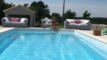 Een buitenzwembad en een verwarmd zwembad