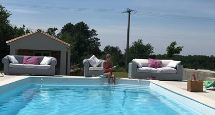 Villa de luxe moderne avec une piscine chauffee,  dans une belle campagne calme.