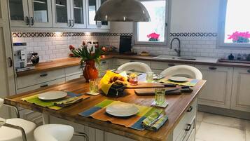 Jääkaappi, mikroaaltouuni, uuni, liesi