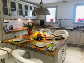 Een koelkast, een microgolfoven, een oven, een kookplaat