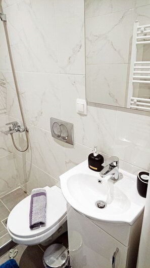 Apartment, 1 Bedroom (Vita) | Bathroom | Shower, free toiletries, hair dryer, towels - Monad Apartments Karaoli (Thessaloniki)