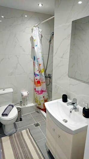 Appartement, 1 slaapkamer (Gama) | Badkamer | Een douche, gratis toiletartikelen, een haardroger, handdoeken