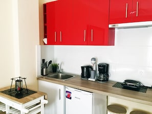 Apartment, 1 Bedroom (Gama) | Private kitchen | Fridge, stovetop, espresso maker, coffee/tea maker - Monad Apartments Karaoli (Thessaloniki)