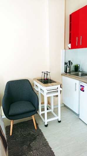 Apartment, 1 Bedroom (Gama) | Living room | Flat-screen TV - Monad Apartments Karaoli (Thessaloniki)