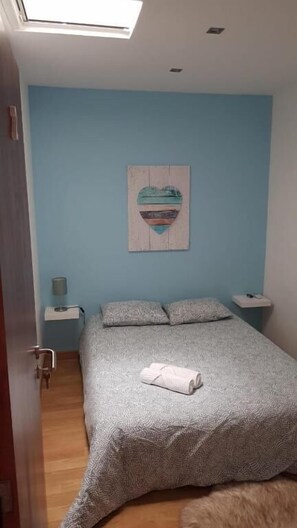 Een strijkplank/strijkijzer, gratis wifi, beddengoed