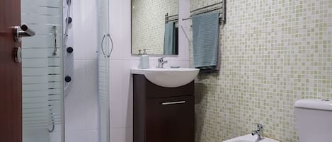 Dusche, Haartrockner, Bidet, Handtücher