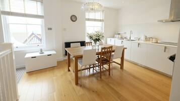 Lemari es, oven, mesin pembuat kopi/teh, dan ketel listrik