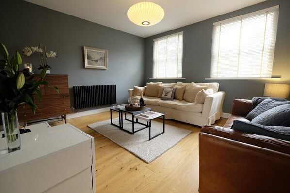 House | Living room | LCD TV - 1 Chester Bolthole (Chester)