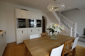 Fridge, oven, coffee/tea maker, electric kettle - 1 Chester Bolthole (Chester)