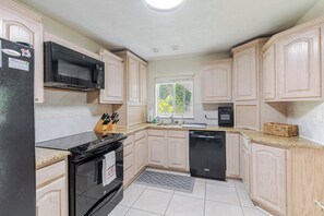 Oven, stovetop, coffee/tea maker, cookware/dishes/utensils - Manatee Oasis 4bed/3bath single family home with private pool & dockage located on the gulf side of Marathon (Marathon)