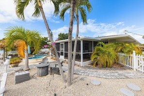 Pool - Manatee Oasis 4bed/3bath single family home with private pool & dockage located on the gulf side of Marathon (Marathon)