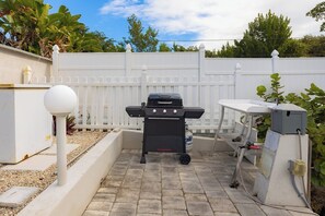 Property grounds - Manatee Oasis 4bed/3bath single family home with private pool & dockage located on the gulf side of Marathon (Marathon)