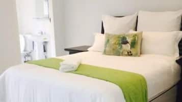 Comfort Room | Desk, laptop workspace, blackout drapes, free WiFi