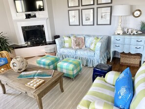 TV connectée, cheminée, livres