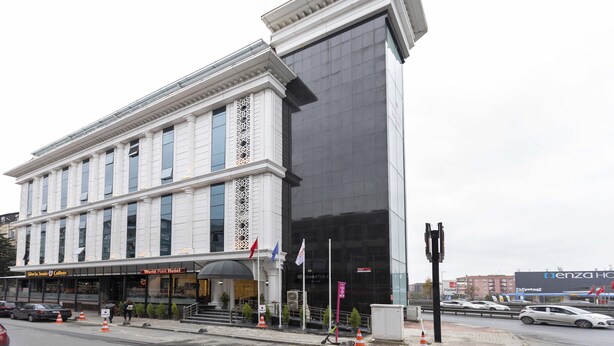 Un hôtel à la façade classique et doté d’une extension moderne en verre.