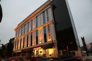 A building with a restaurant named "SAUNA RESTAURANT" and a coffee shop named "Gloria Jean's Coffees". - World Point Hotel (Istanbul)