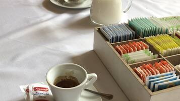 Colazione a buffet, servita tutte le mattine (11 EUR a persona)