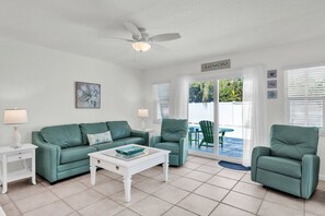 Casa, 3 habitaciones | Área de sala de estar | Televisión 