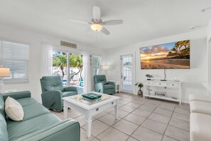 Casa, 3 habitaciones | Área de sala de estar | Televisión 