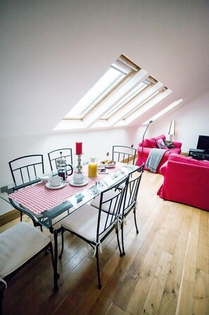 Cottage | In-room dining - Big Moo (Holyhead)