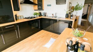Cottage | Privékeuken | Een koelkast, een microgolfoven, een oven, een waterkoker
