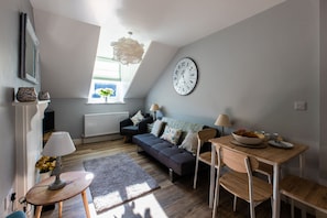 Mayflower | Living area | Flat-screen TV