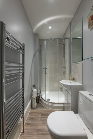 Tamar | Bathroom | Shower, free toiletries, hair dryer, towels