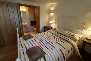 3 bedrooms, iron/ironing board, bed sheets - Daisy Moo (Holyhead)