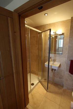 Badewanne und Dusche (separat), Regendusche, Handtücher