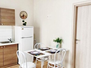 Monad Cozy | In-room dining - Monad Apartments Dragoumi (Thessaloniki)