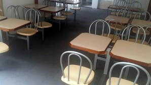 A classroom with metal chairs and wooden desks arranged in rows. - Hotel Amazônia Belém (Belém)