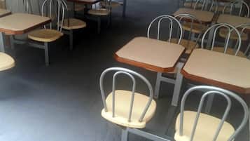Café da manhã feito na hora todos os dias mediante uma taxa