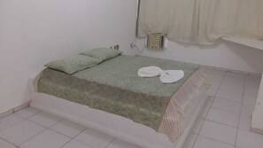 Ropa de cama hipoalergénica, muebles diferentes y escritorio 