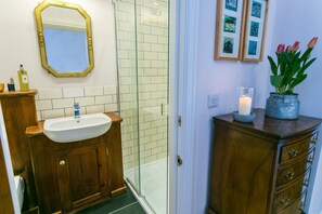 Cottage | Bathroom | Combined shower/bathtub, towels