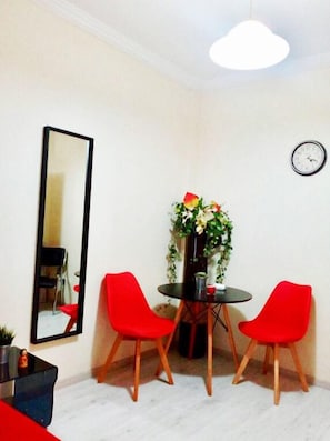 Apartamento, 2 quartos | Sala de estar | TV de tela plana