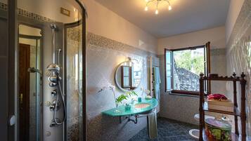 Dusche, kostenlose Toilettenartikel, Haartrockner, Bidet