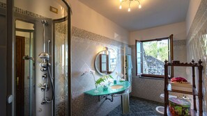 Shower, free toiletries, hair dryer, bidet